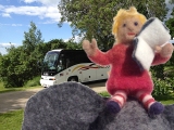 Elephant and Gracie say goodbye to the Mazza Bus Tour.